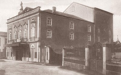 O Teatro Diogo Bernardes, em Ponte de Lima, num postal corrente nos inícios do séc. XX.